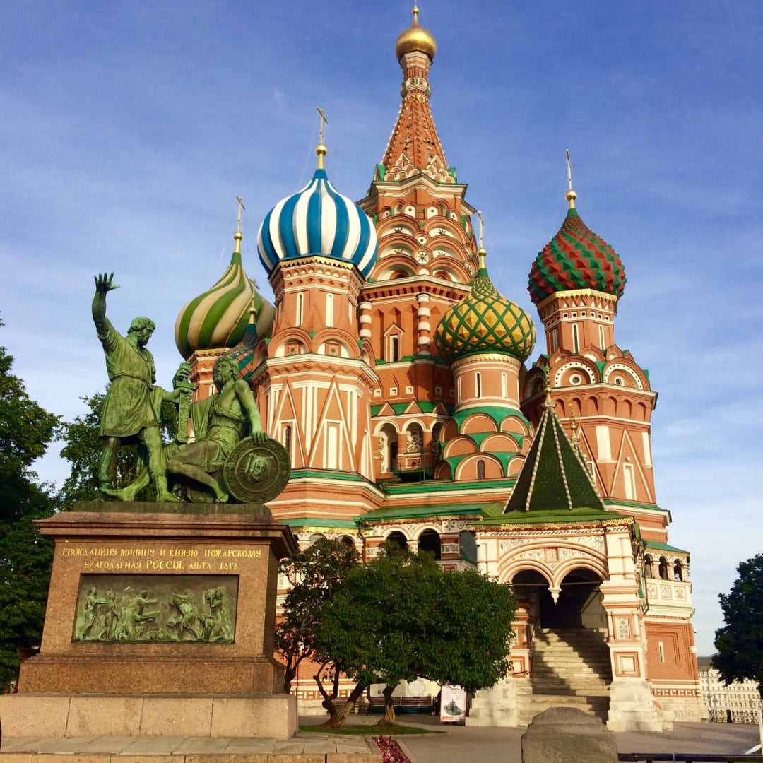 Russian von. Памятник Минину и Пожарскому в Москве. Достопримечательности Москва-Киев. Памятник Минину и Пожарскому на прозрачном фоне. Памятник Минину и Пожарскому на фоне неба.