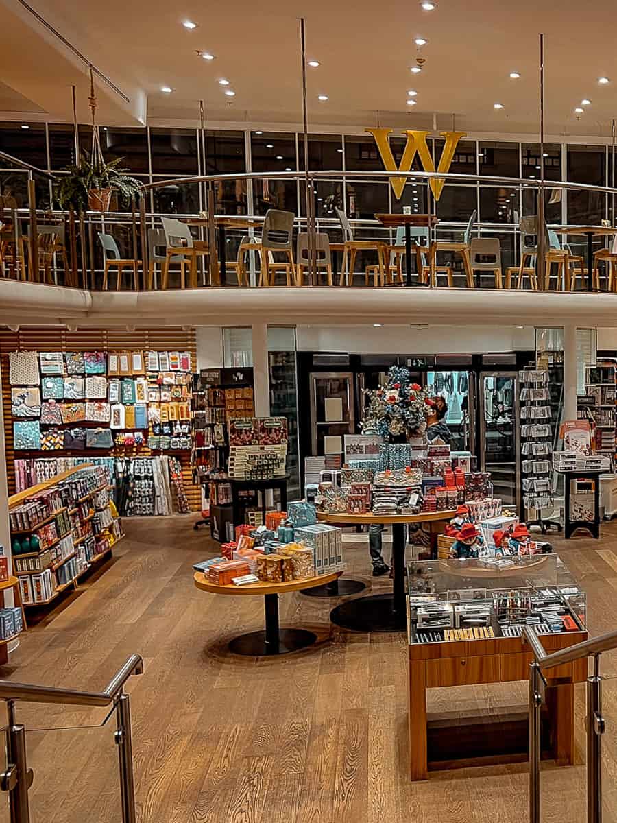 Biggest-Bookstore-in-Europe-Waterstones-Piccadilly-London