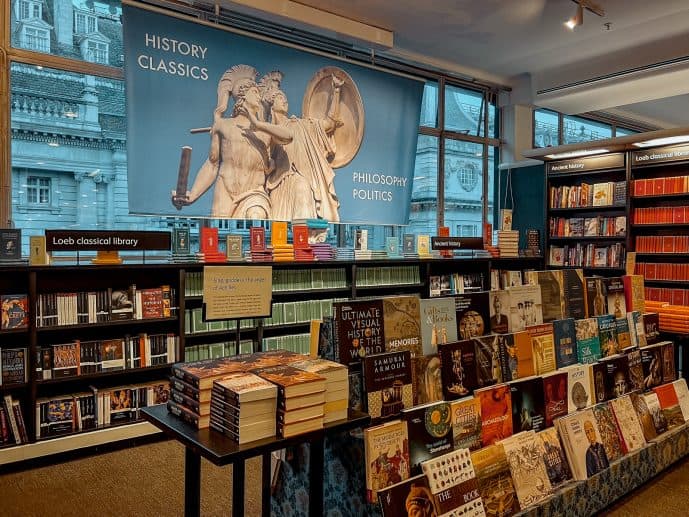 Biggest Bookstore in Europe - Peek inside Waterstones Piccadilly! 6 Waterstones Piccadilly London Biggest Bookstore in europe