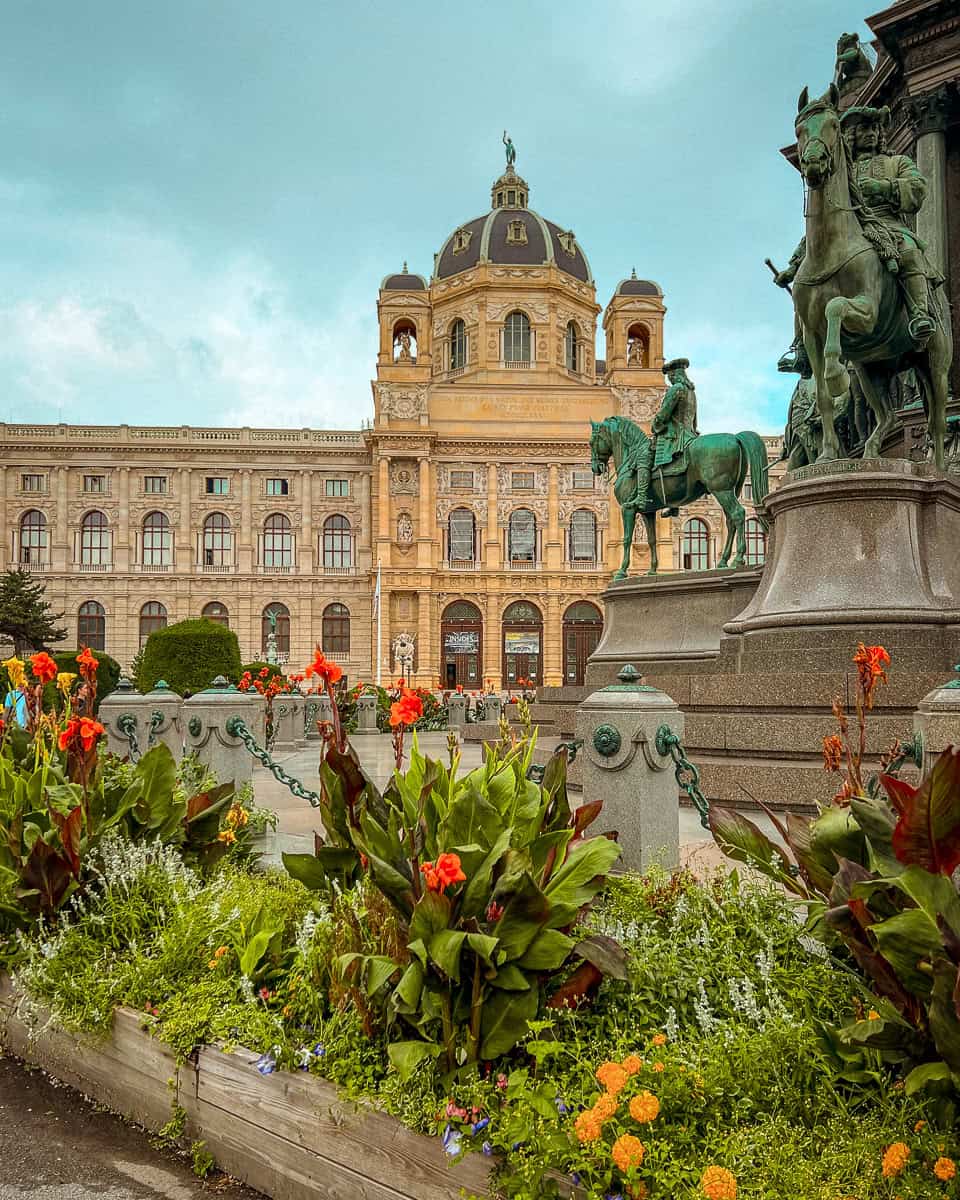 Maria-Theresien-Platz.