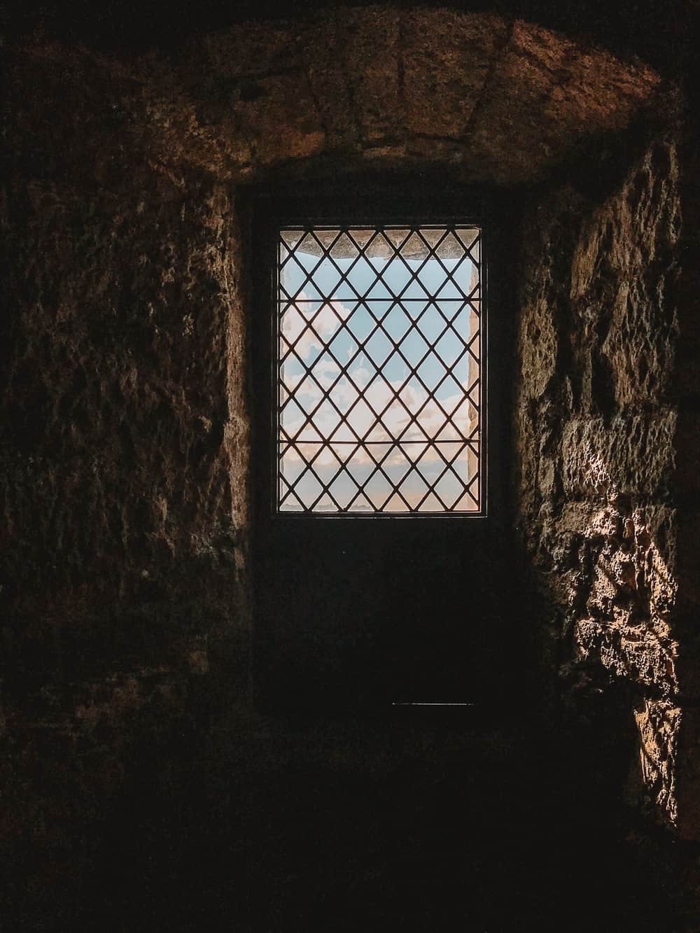 Blackness Castle inspiration for Fort William Window Jamie climbs through to rescue Claire