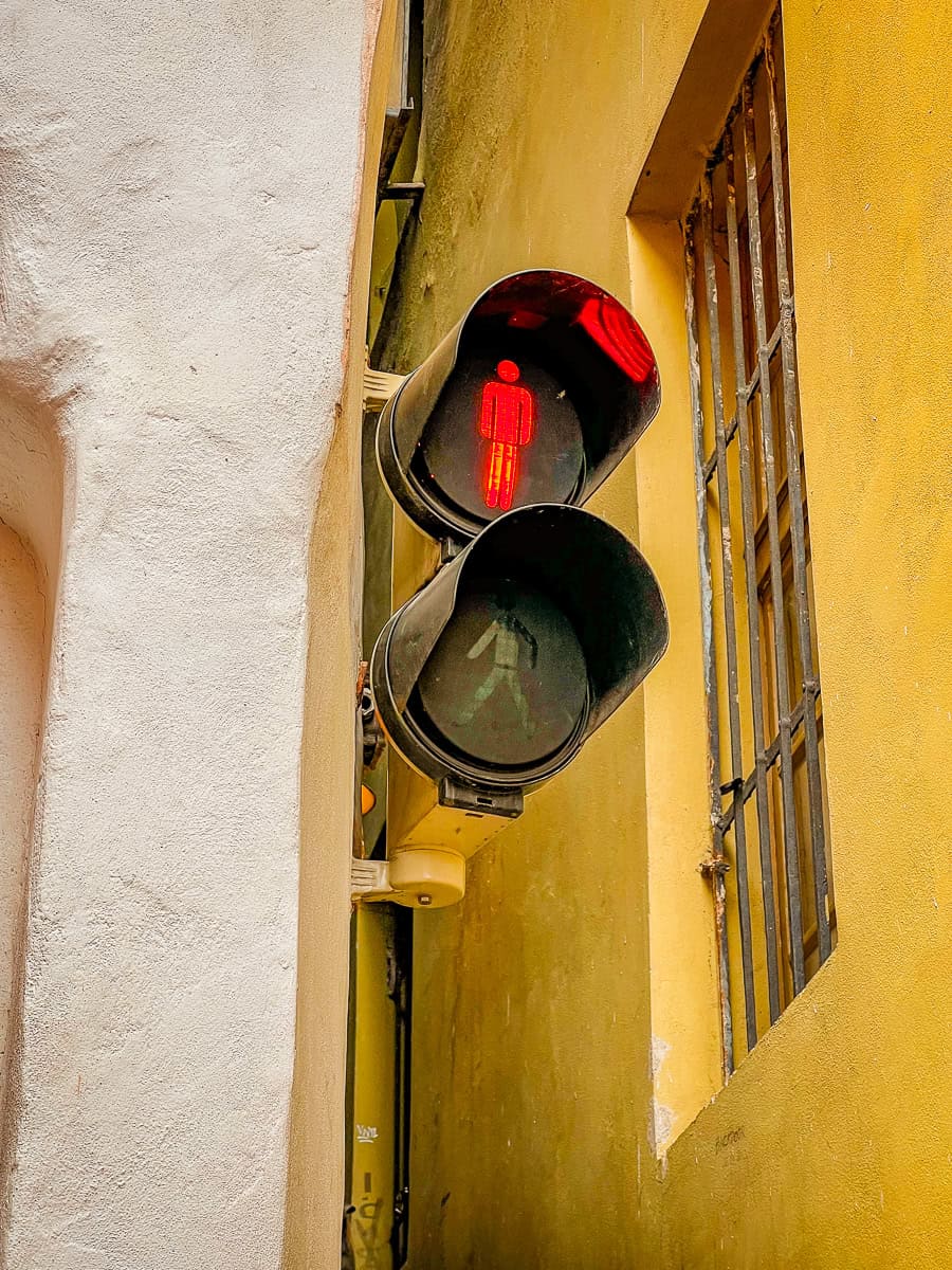 The Narrowest Street in Prague Vinárna Čertovka Traffic Lights!
