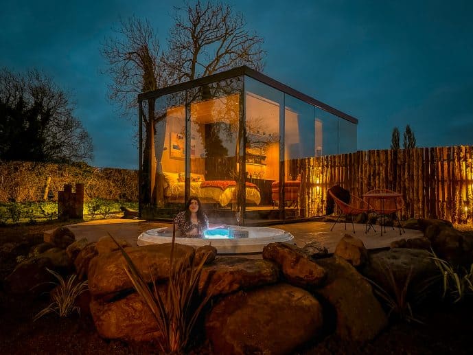 OOD Mirror House Hot Tub