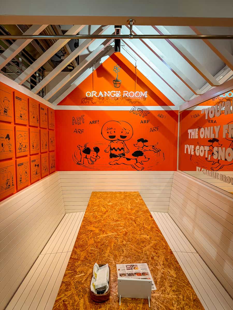 Snoopy Cafe orange room