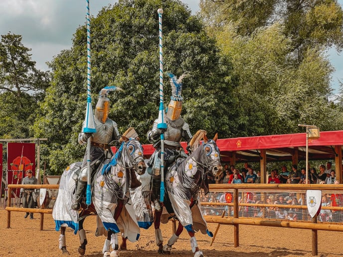 jousting Warwick Castle War of the Roses LIVE