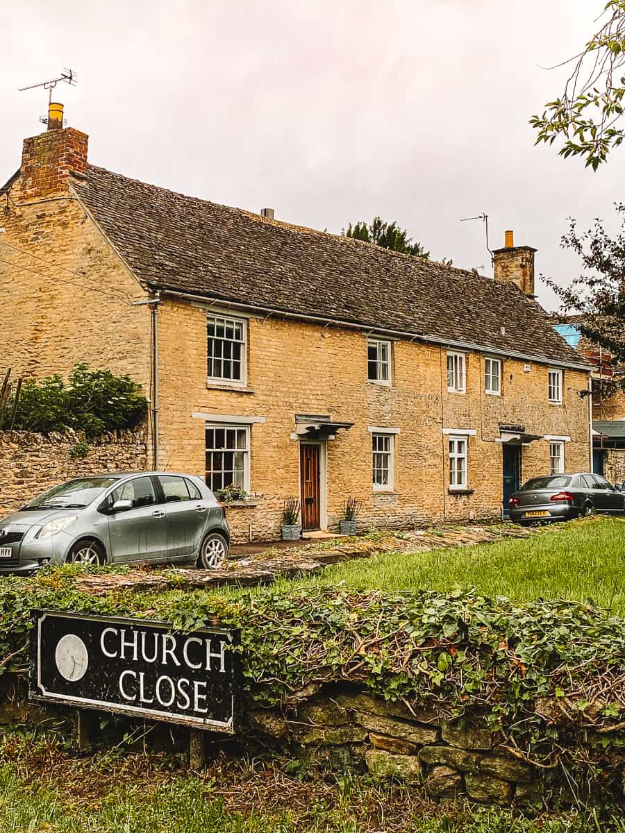 a Grantham Arms Downton Abbey Bampton forgatási helyszín