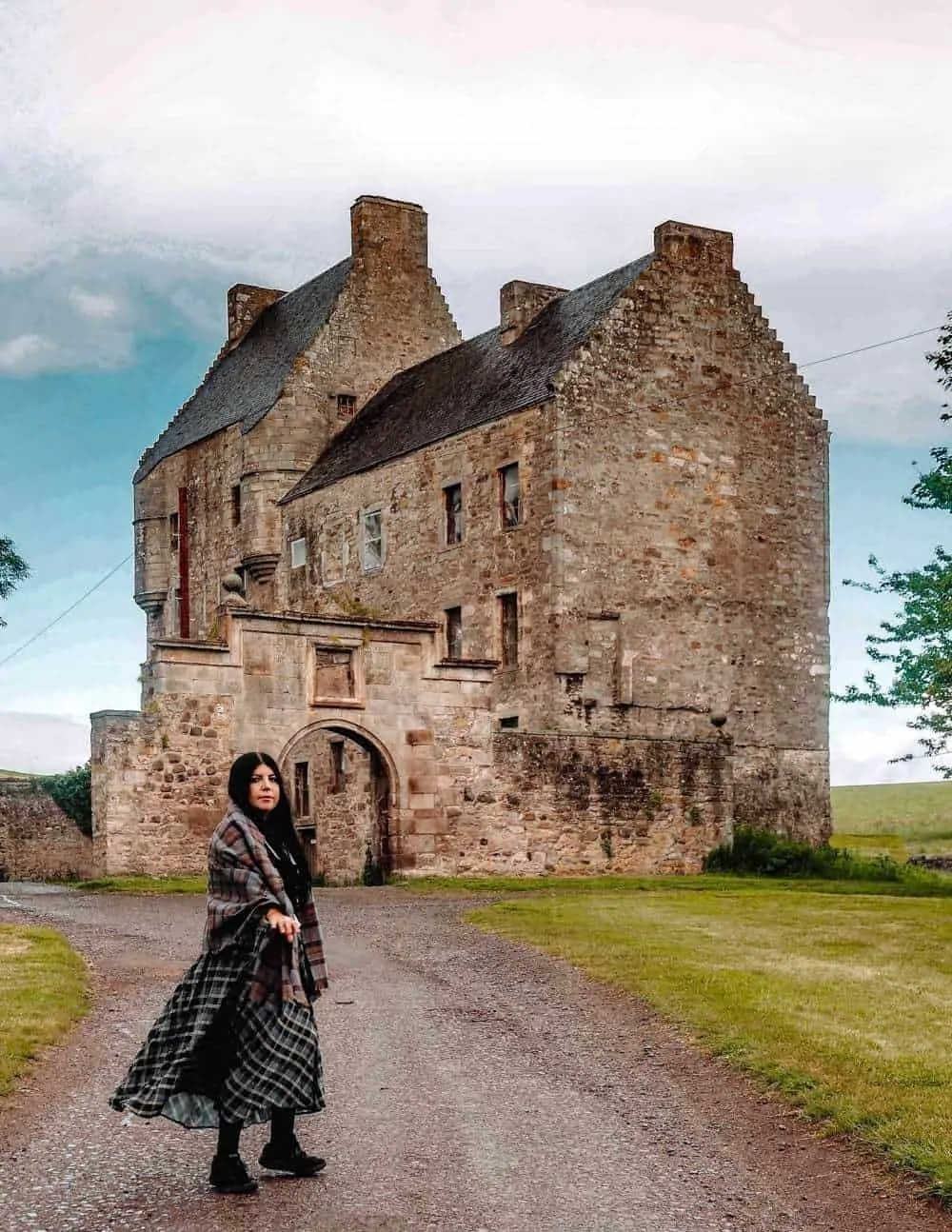 How To Visit Lallybroch From Outlander - The Ultimate Midhope Castle Guide